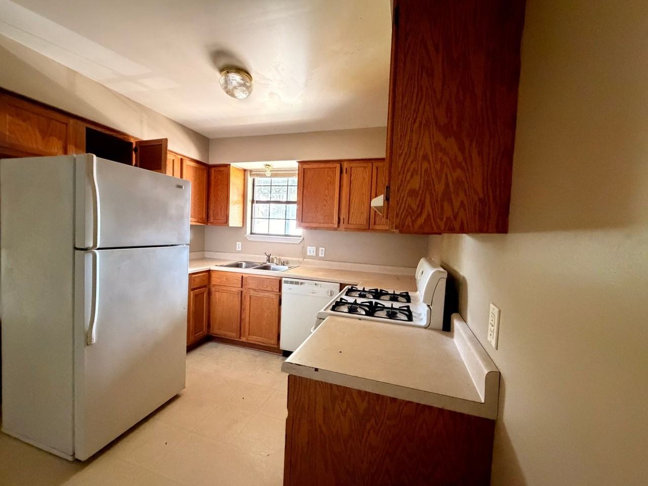 600 W J St - Photo 2 of 6