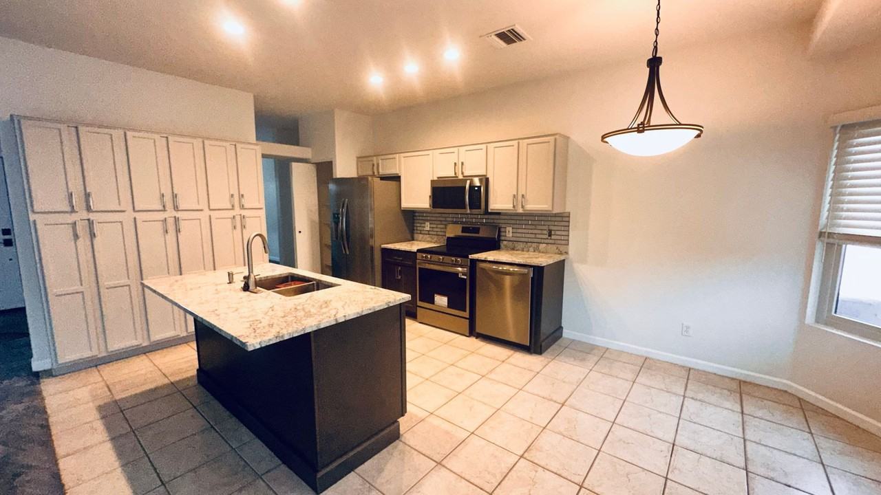 5563 E Greasewood St - Photo 4 of 17