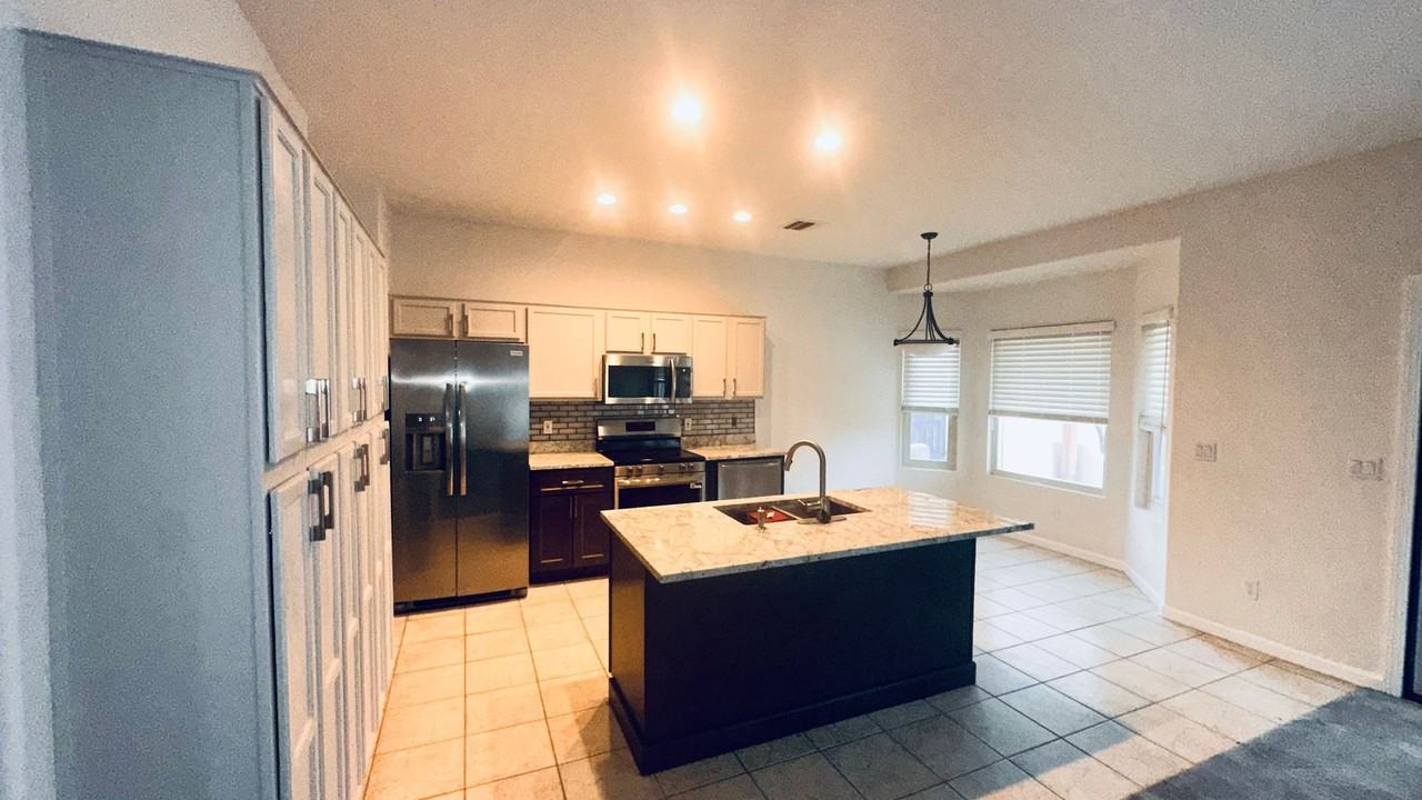 5563 E Greasewood St - Photo 5 of 17
