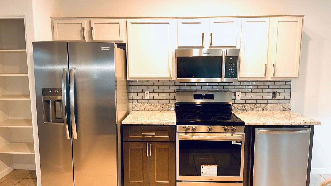 5563 E Greasewood St - Photo 6 of 17