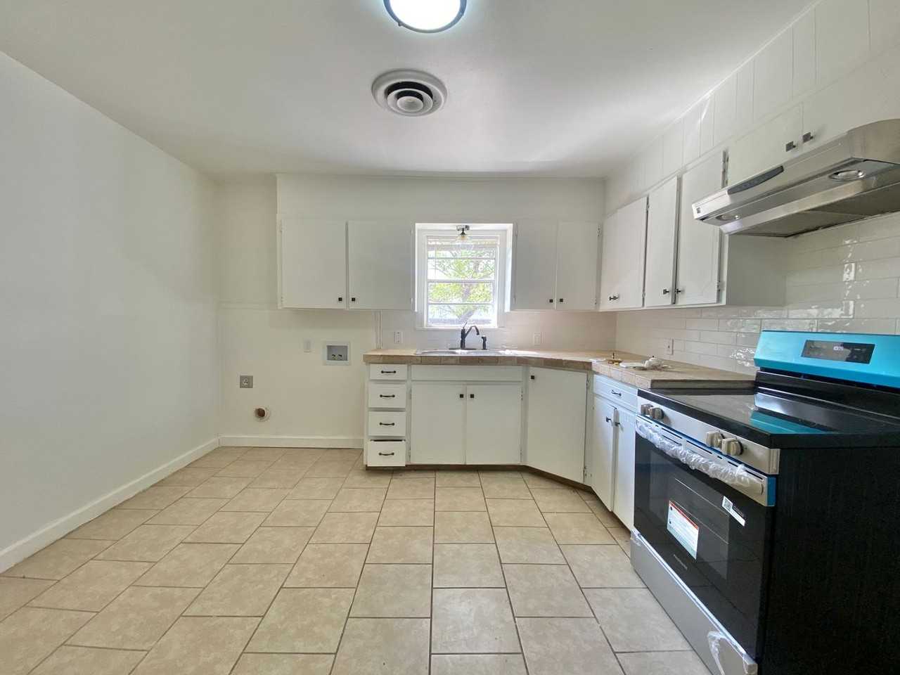 1609 39th St - Photo 5 of 14