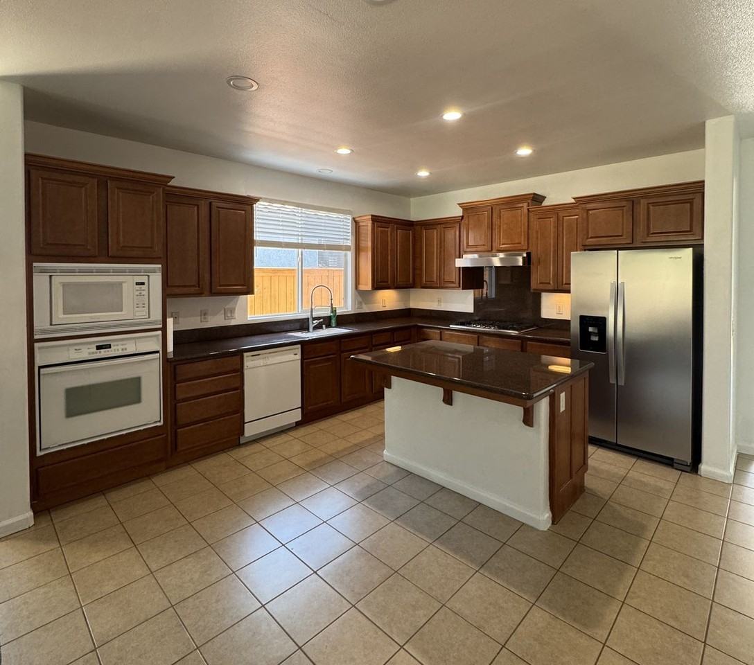 2676 Myrtle Ave - Photo 4 of 16