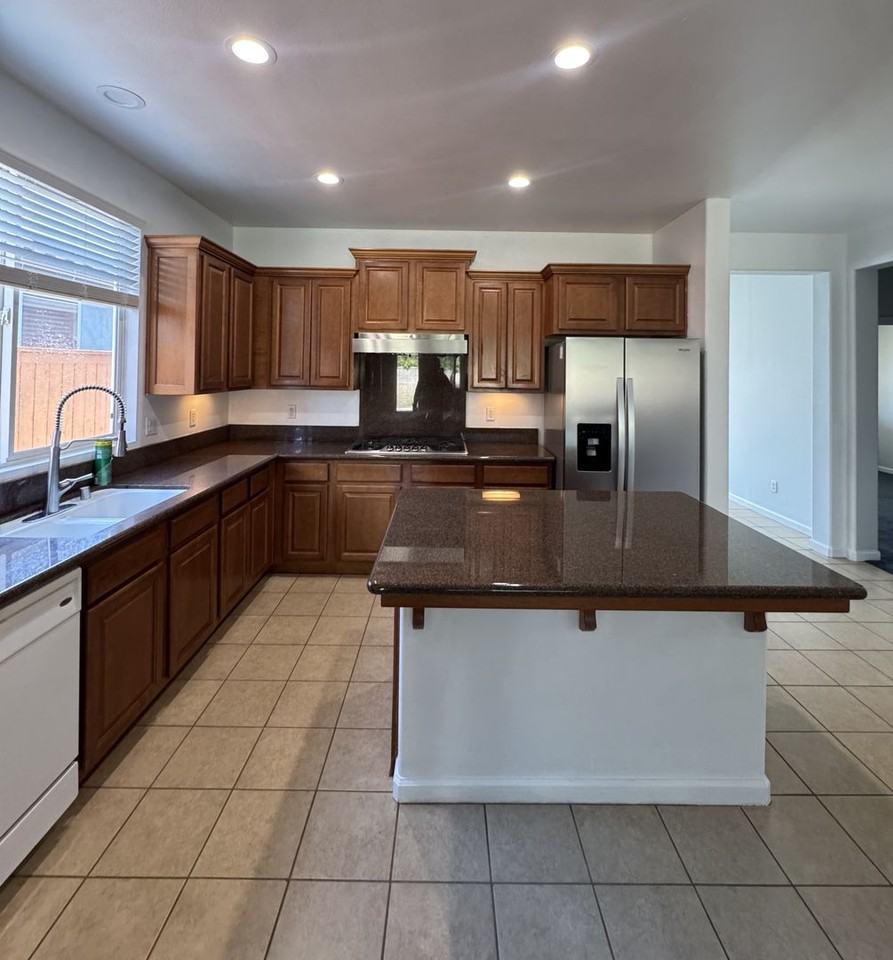 2676 Myrtle Ave - Photo 5 of 16