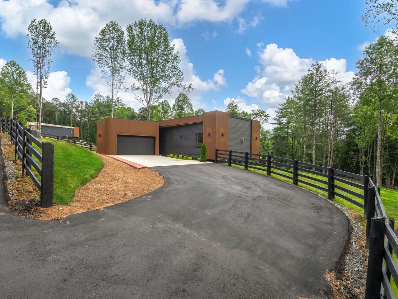 78 78 Manchester Way - Photo 2 of 25