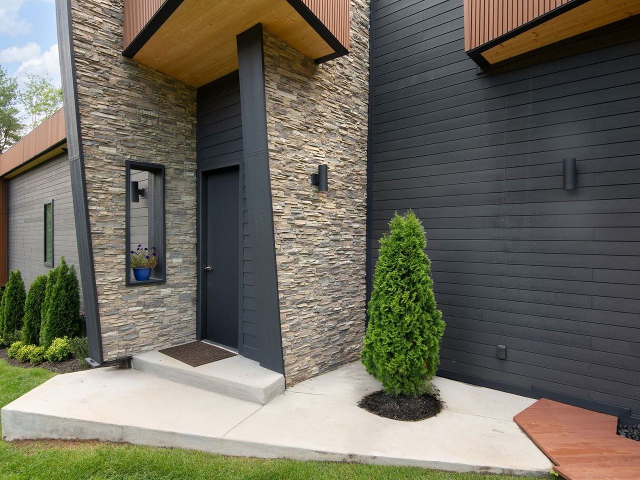 78 78 Manchester Way - Photo 3 of 25