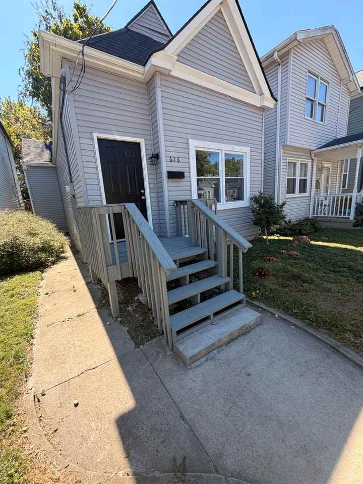 626 E Ormsby Ave - Photo 2 of 22