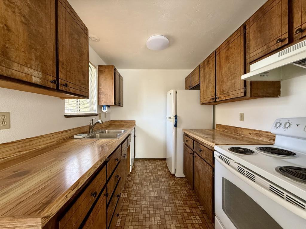 572 Sw G St - Photo 4 of 7