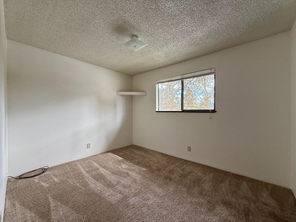572 Sw G St - Photo 5 of 7