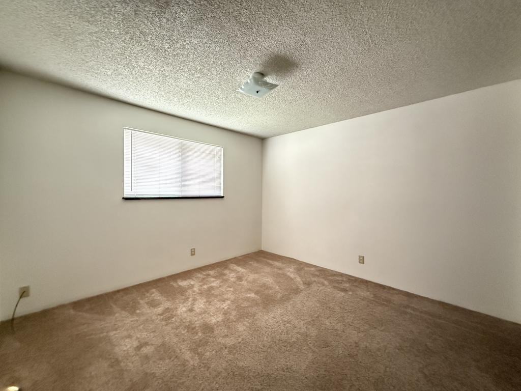 572 Sw G St - Photo 6 of 7