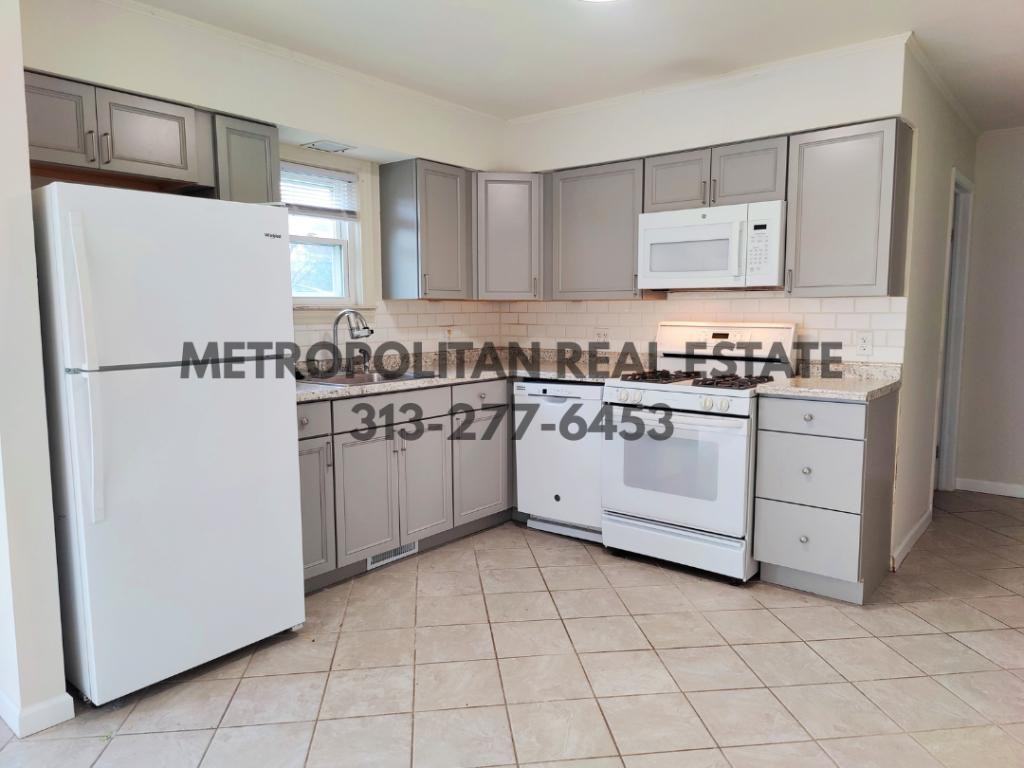 478 Robbe Ave - Photo 5 of 23