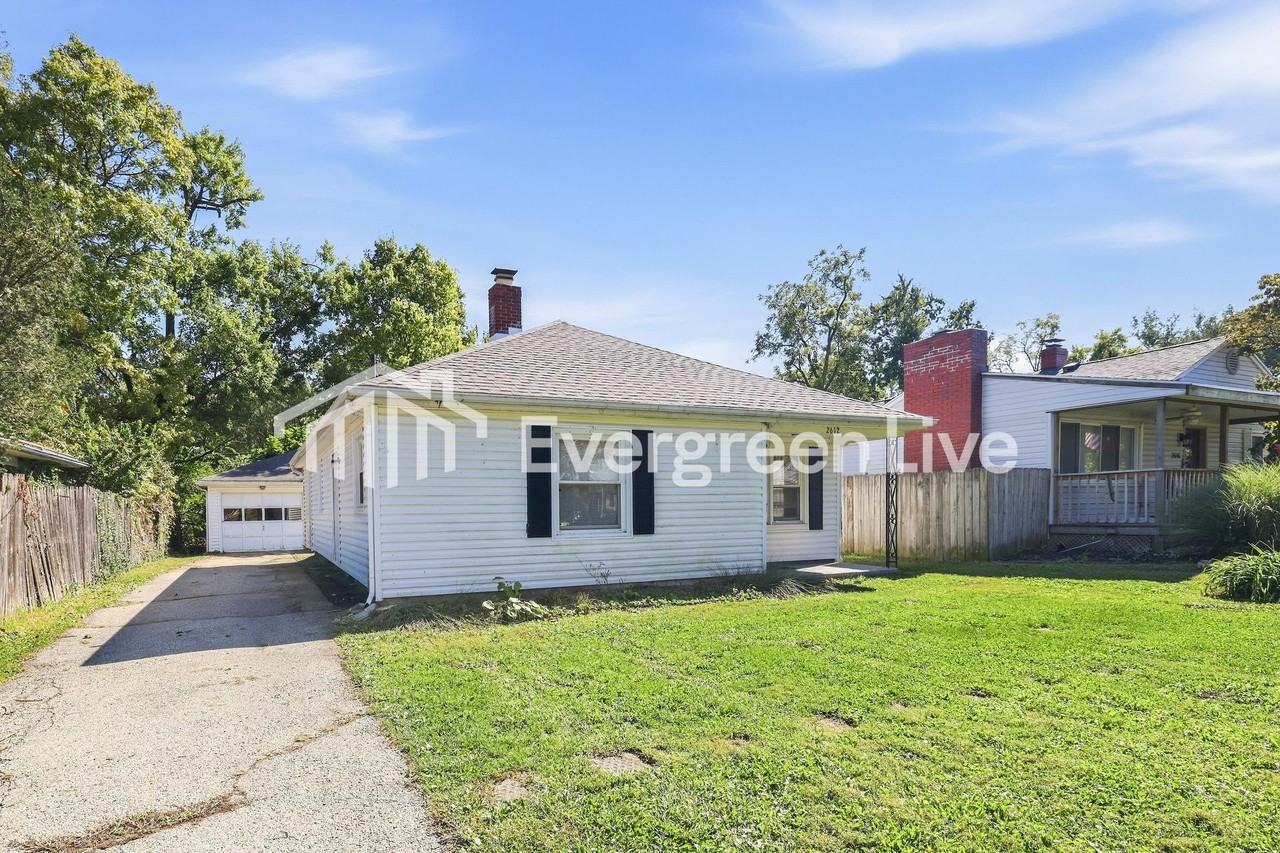 2612 Hazelwood Ave - Photo 2 of 11
