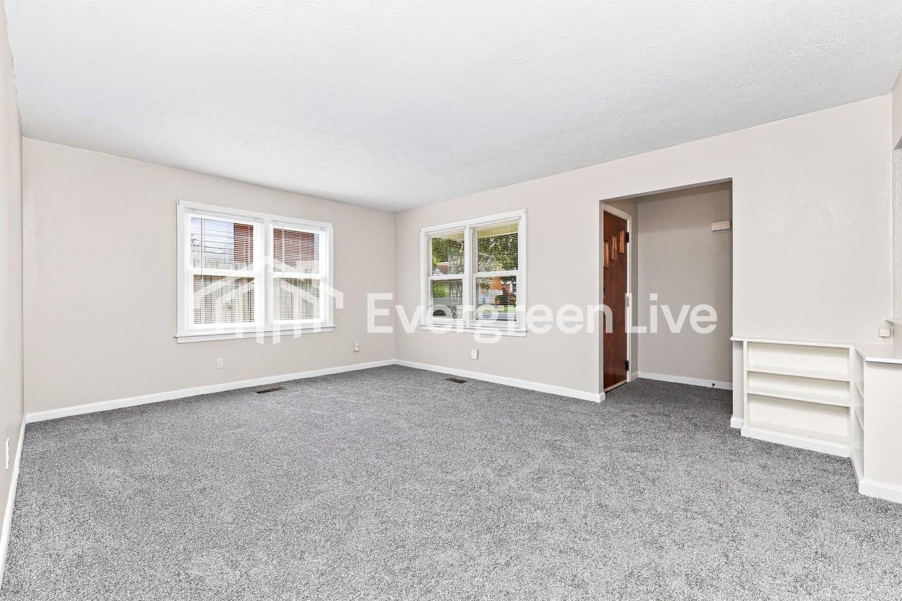 2612 Hazelwood Ave - Photo 4 of 11