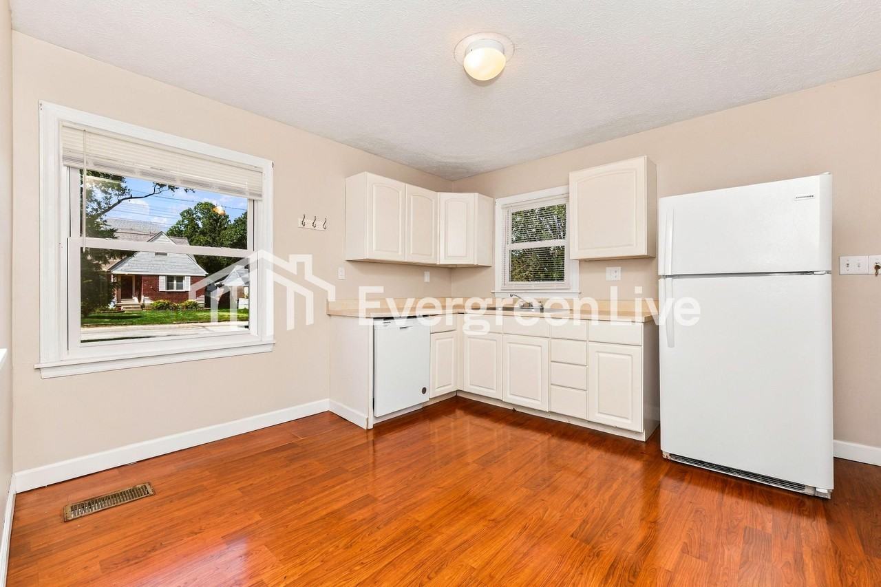 2612 Hazelwood Ave - Photo 6 of 11