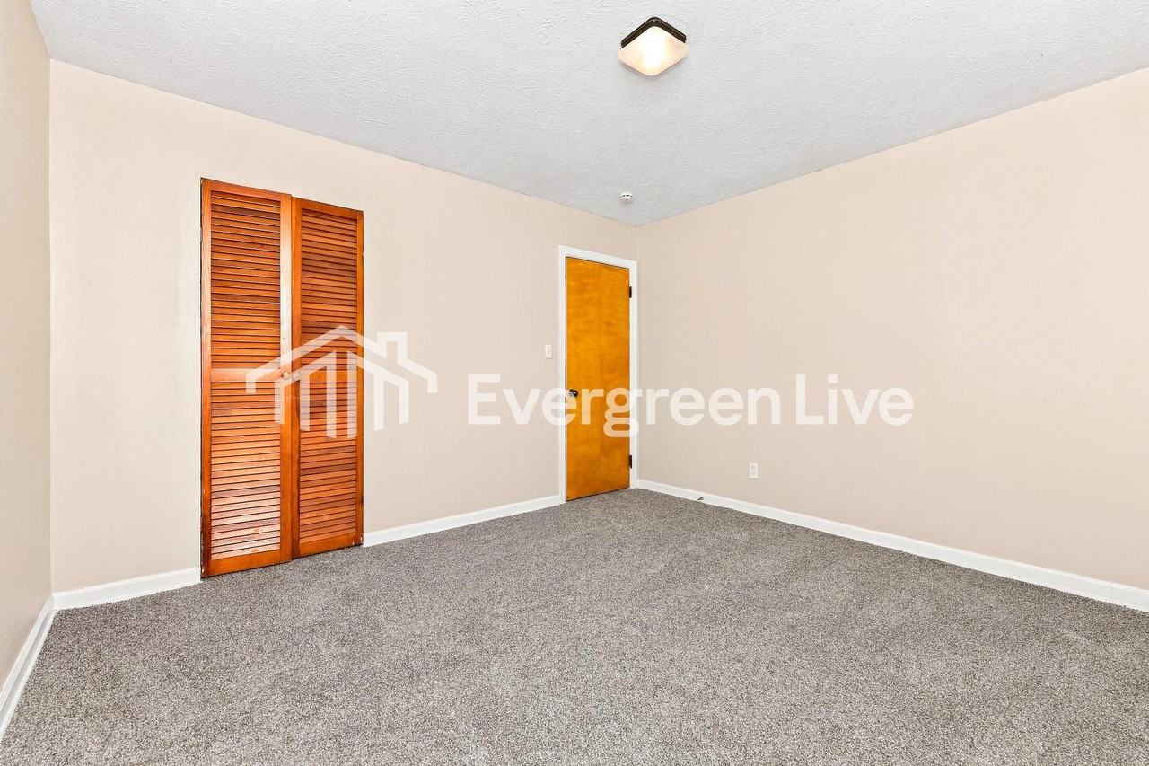 2612 Hazelwood Ave - Photo 7 of 11