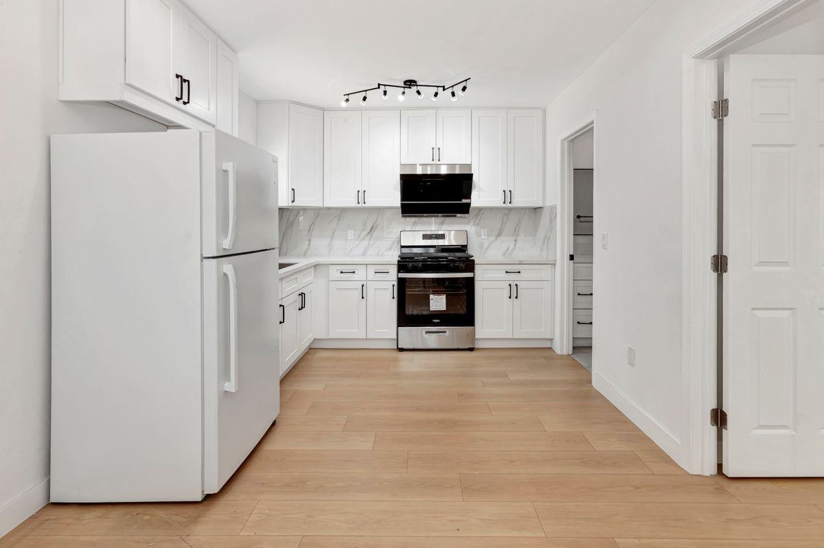 1115 Broadmoor Ave - Photo 6 of 7