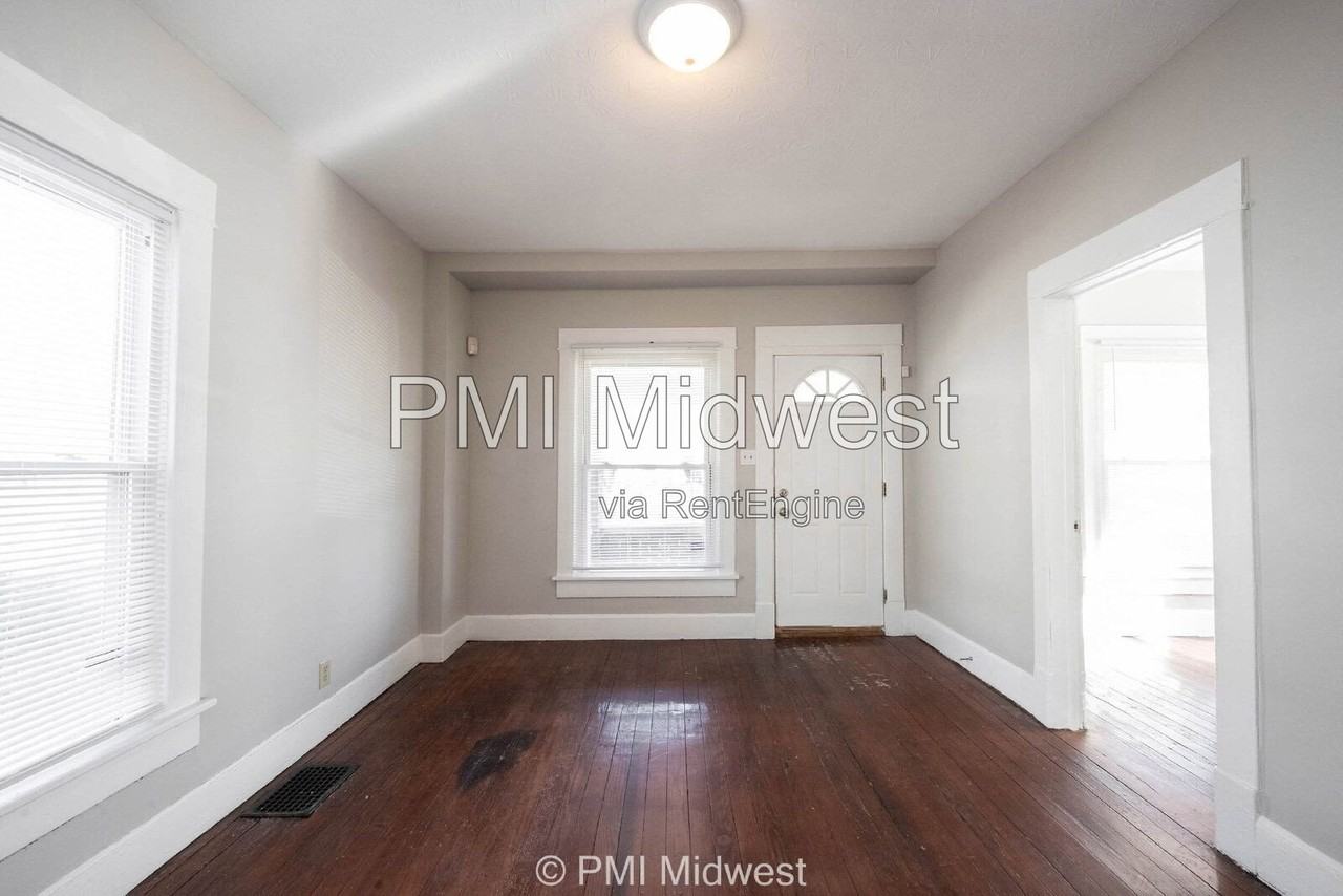 323 W 40th St - Photo 3 of 25