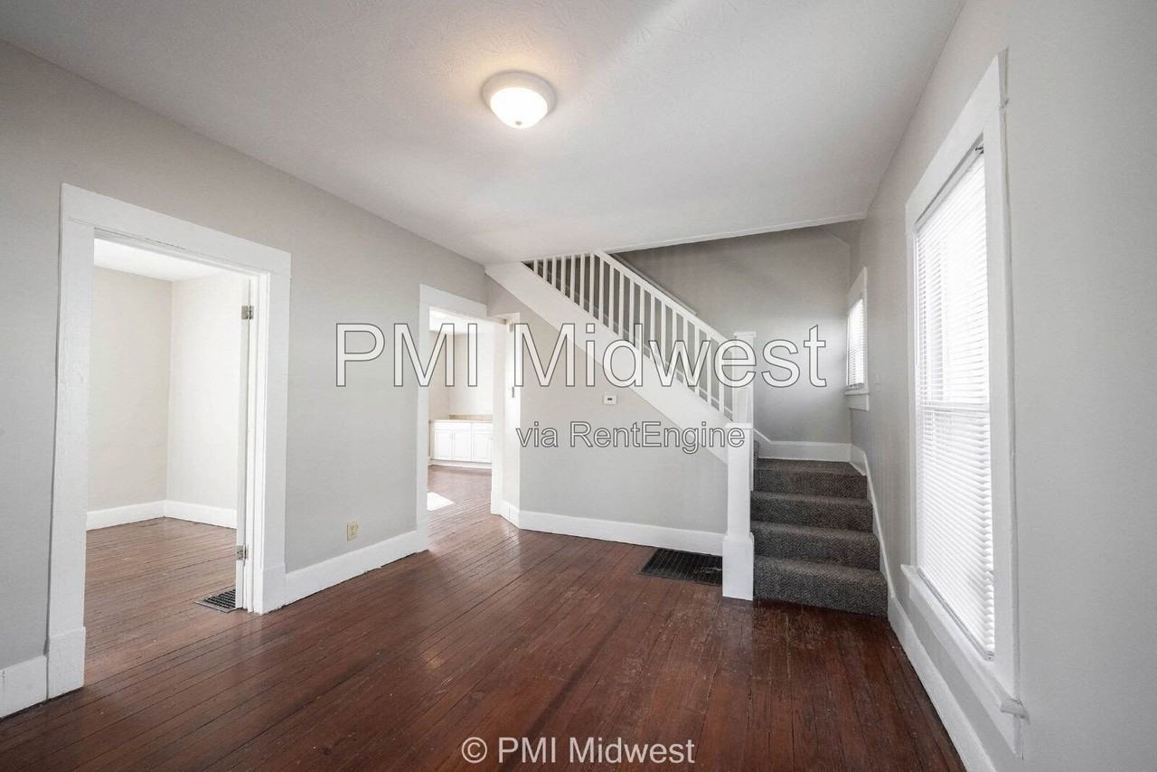 323 W 40th St - Photo 5 of 25