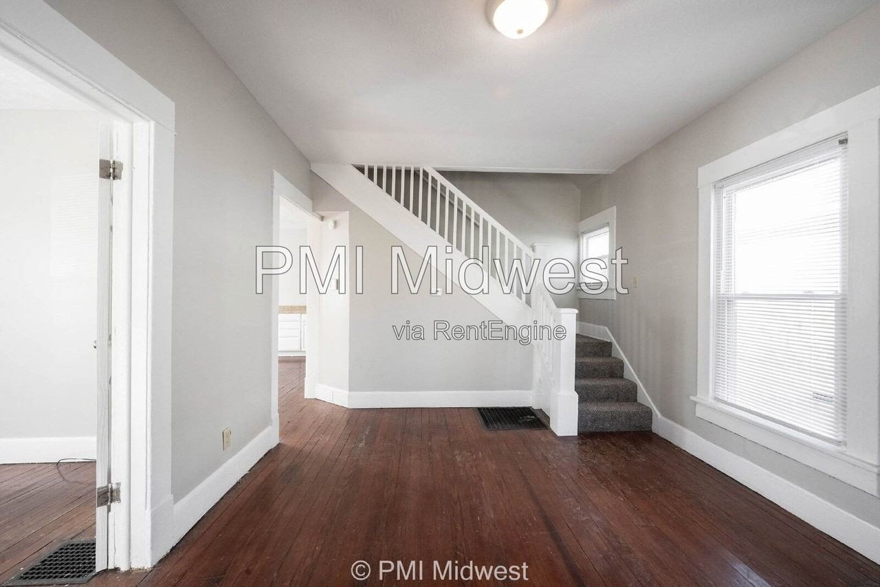 323 W 40th St - Photo 6 of 25