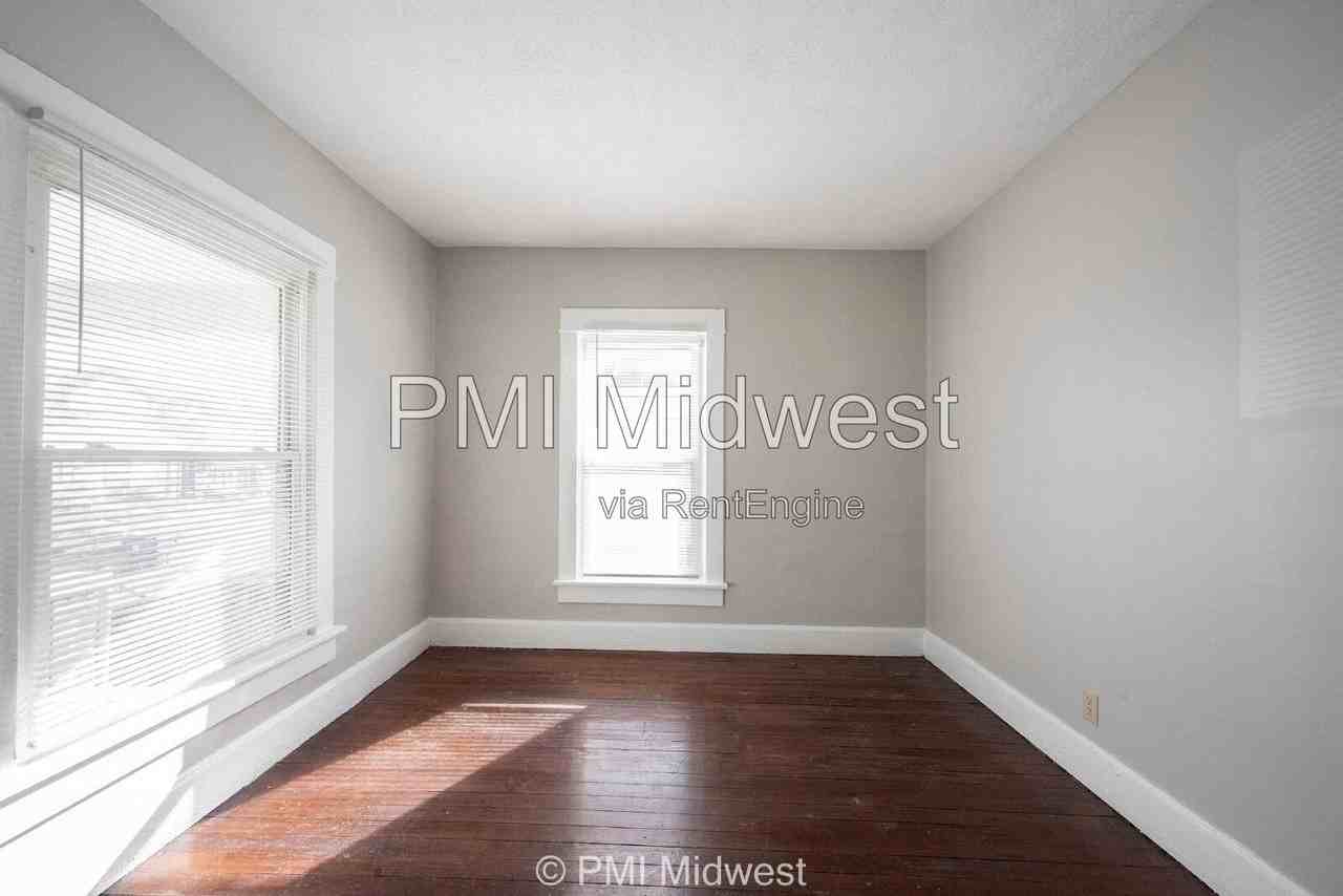 323 W 40th St - Photo 7 of 25