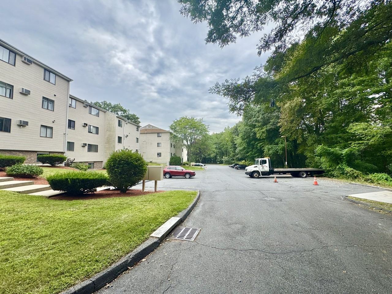437 Sunderland Rd #E - Photo 3 of 16