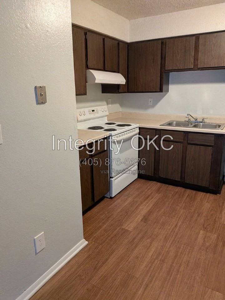 3807 N Rockwell Ave #124 - Photo 4 of 34