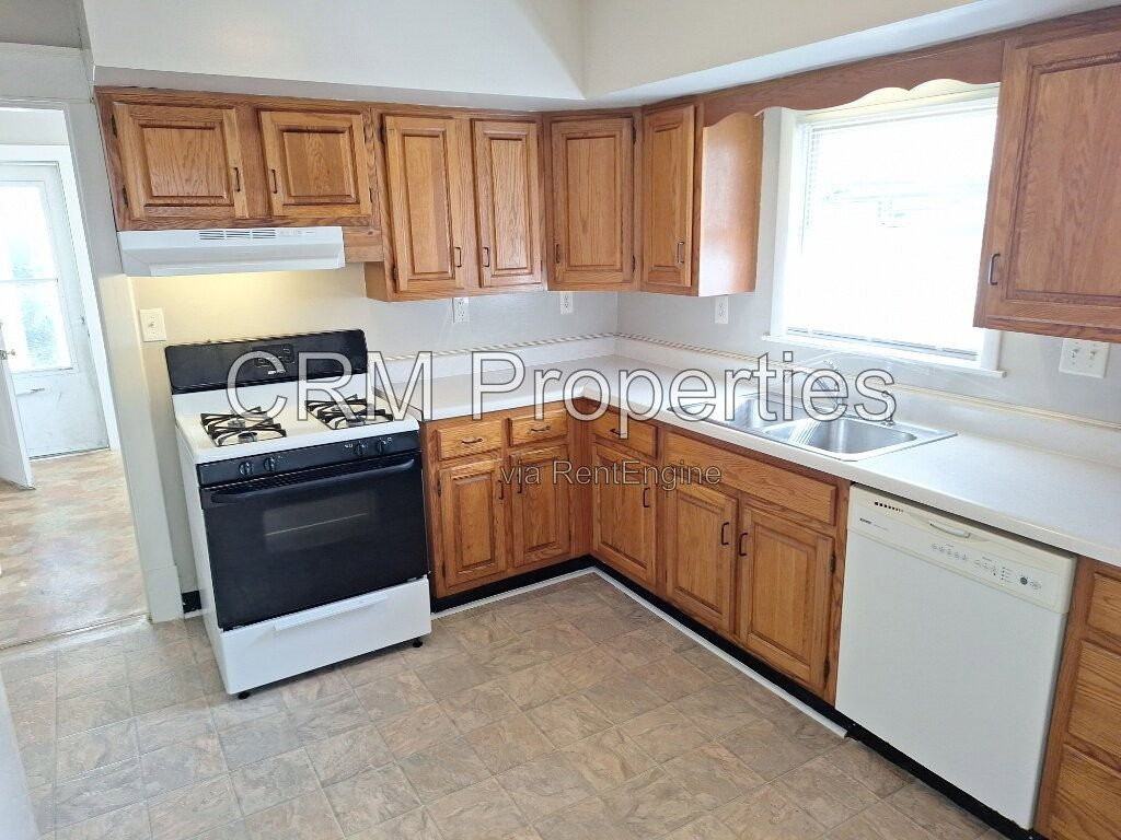 1238 S Waugh St - Photo 7 of 22