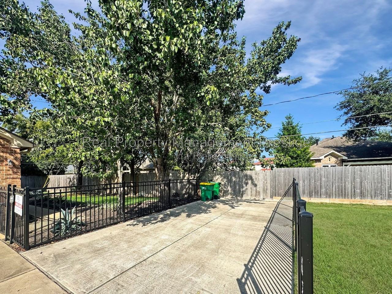 2052 Glencove Dr - Photo 4 of 30