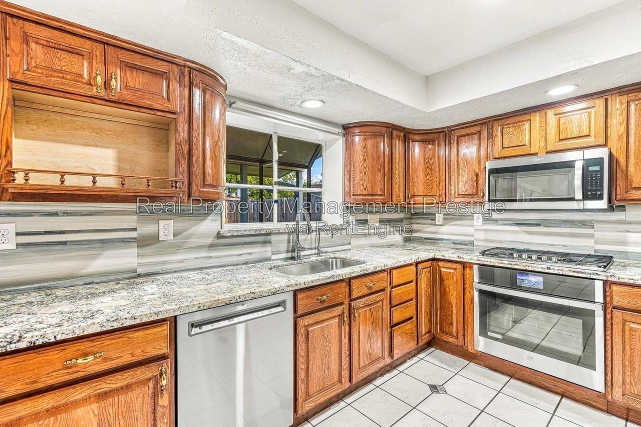 10027 Glenkirk Dr - Photo 5 of 19