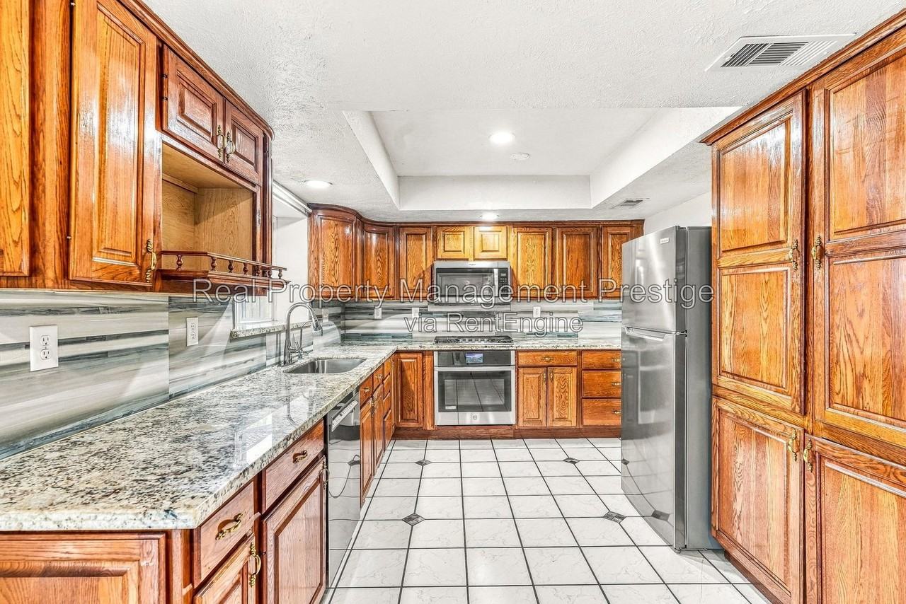 10027 Glenkirk Dr - Photo 4 of 19