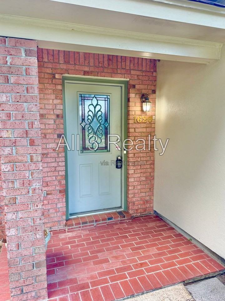 1620 Queen Elizabeth Ct - Photo 4 of 40