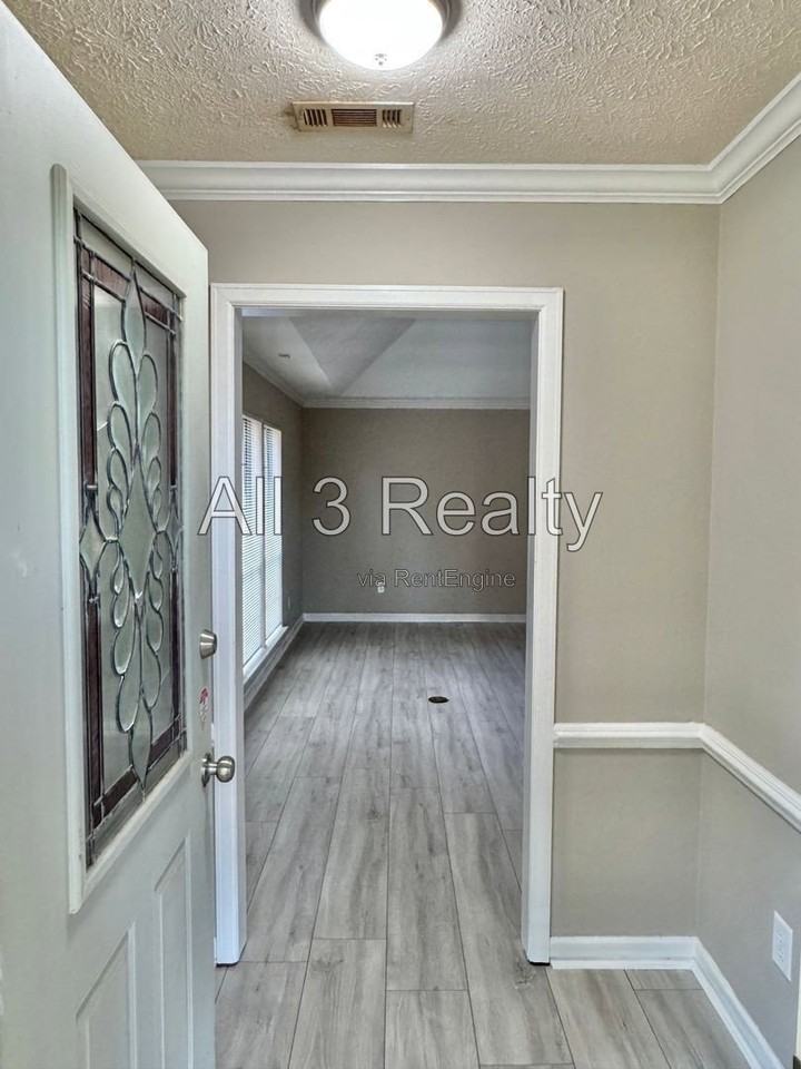 1620 Queen Elizabeth Ct - Photo 5 of 40