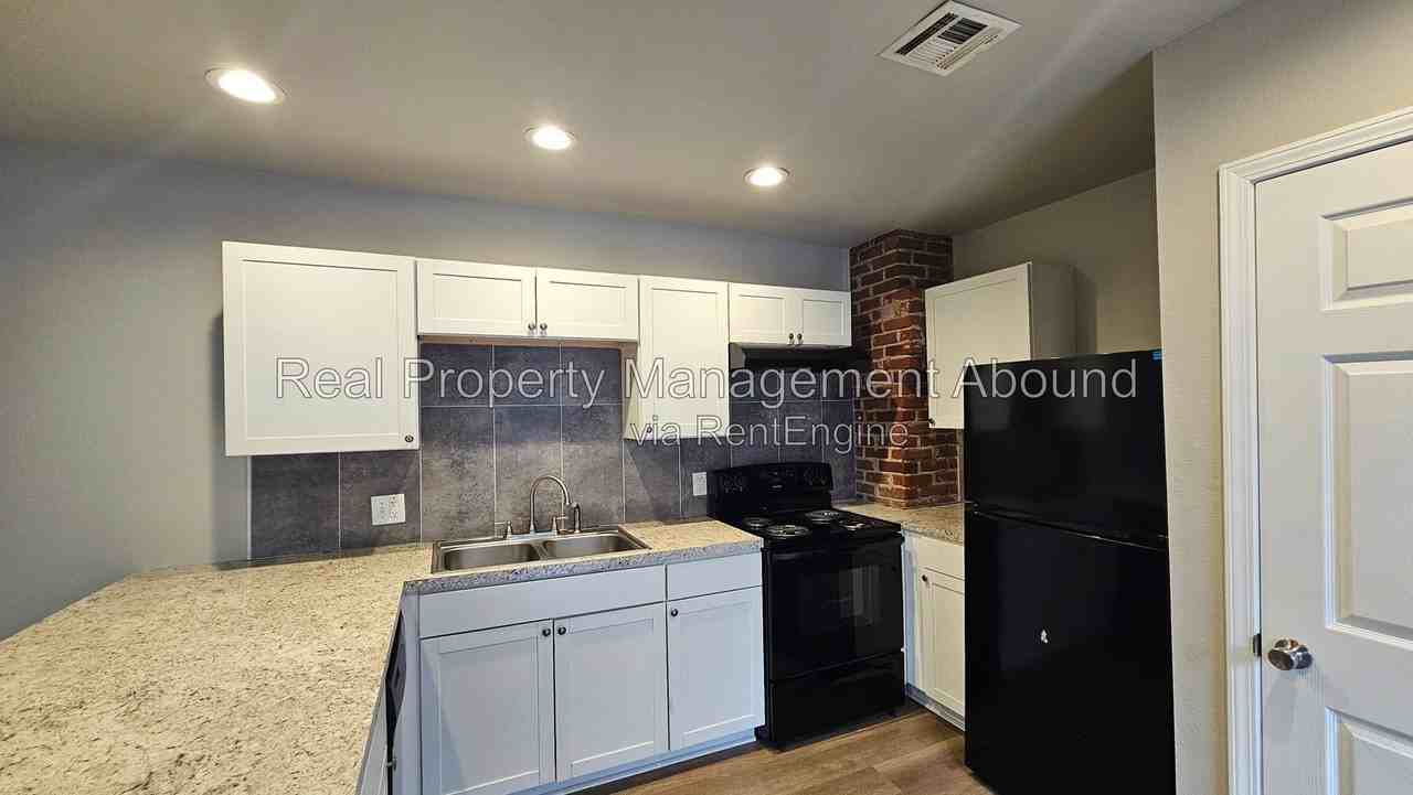 721 S Olympia Ave - Photo 5 of 40