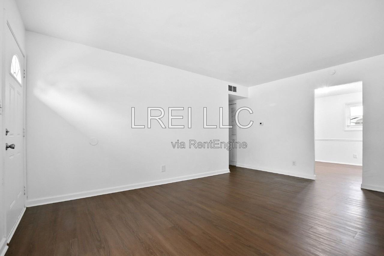 8711 Rosshire Dr - Photo 2 of 14