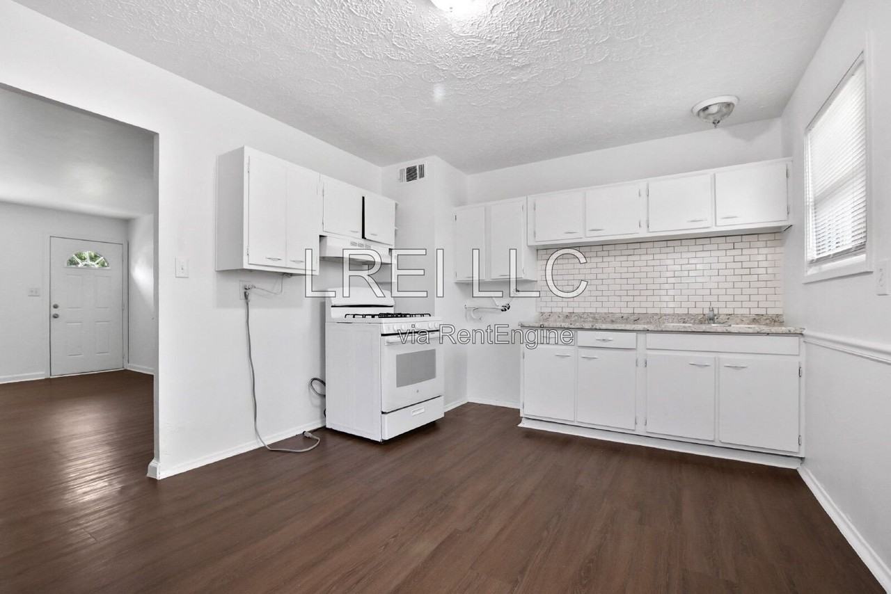 8711 Rosshire Dr - Photo 3 of 14