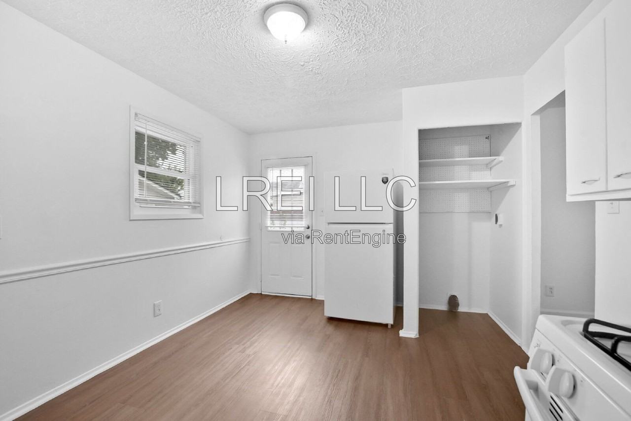 8711 Rosshire Dr - Photo 4 of 14