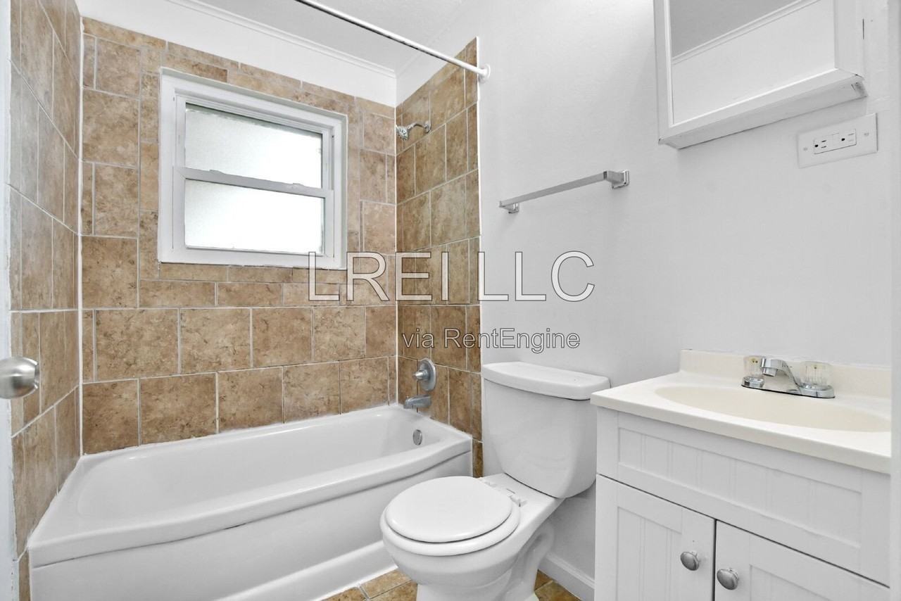8711 Rosshire Dr - Photo 6 of 14