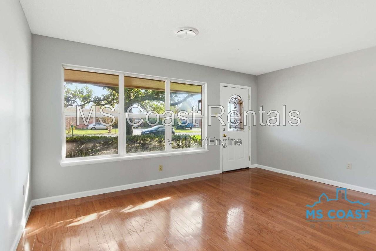 339 Hilton Ave - Photo 5 of 25