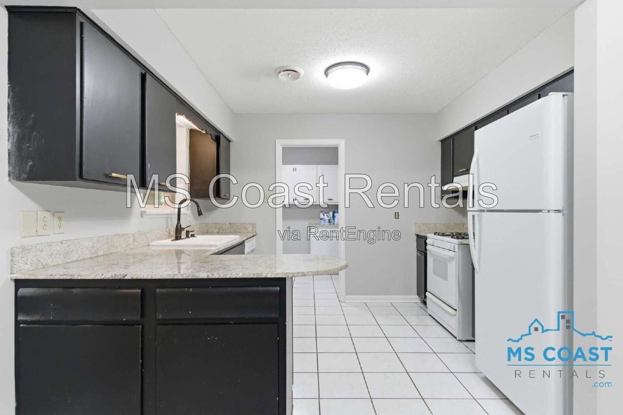 339 Hilton Ave - Photo 7 of 25