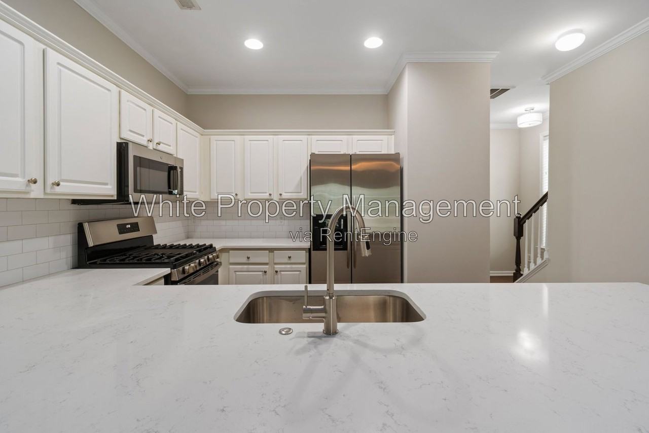 14925 Scothurst Ln - Photo 3 of 20
