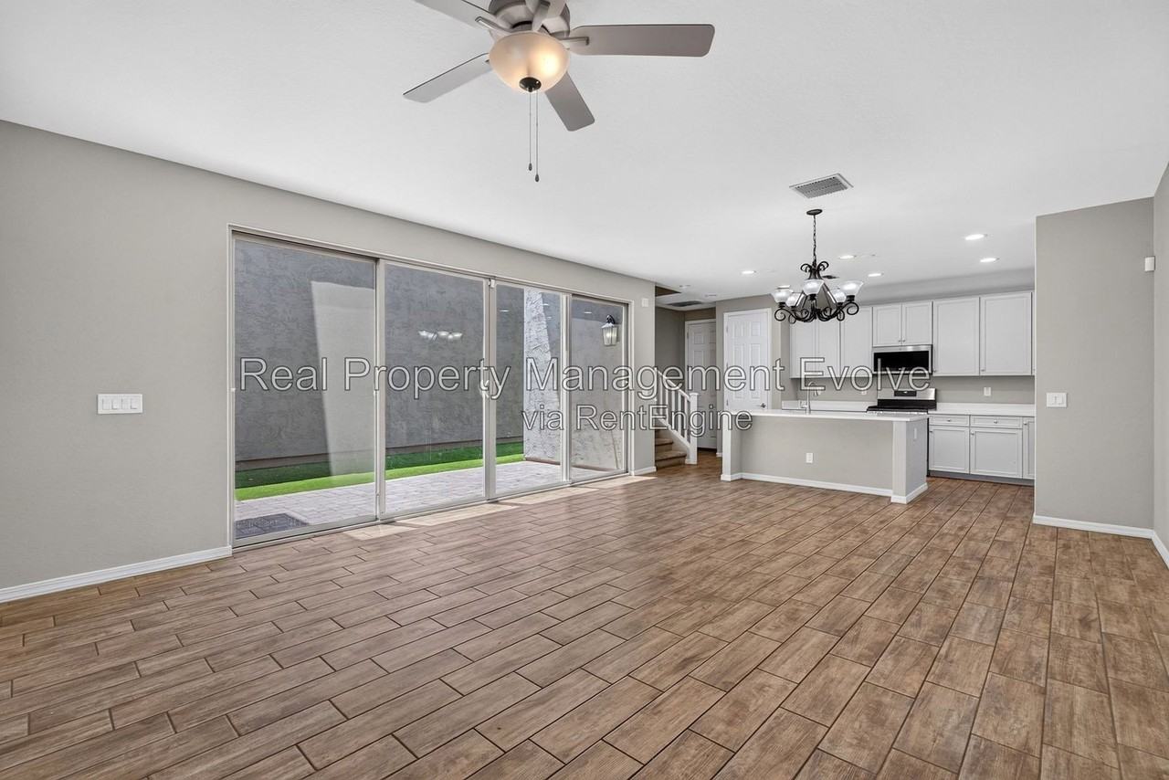 2498 S Betty St - Photo 5 of 41