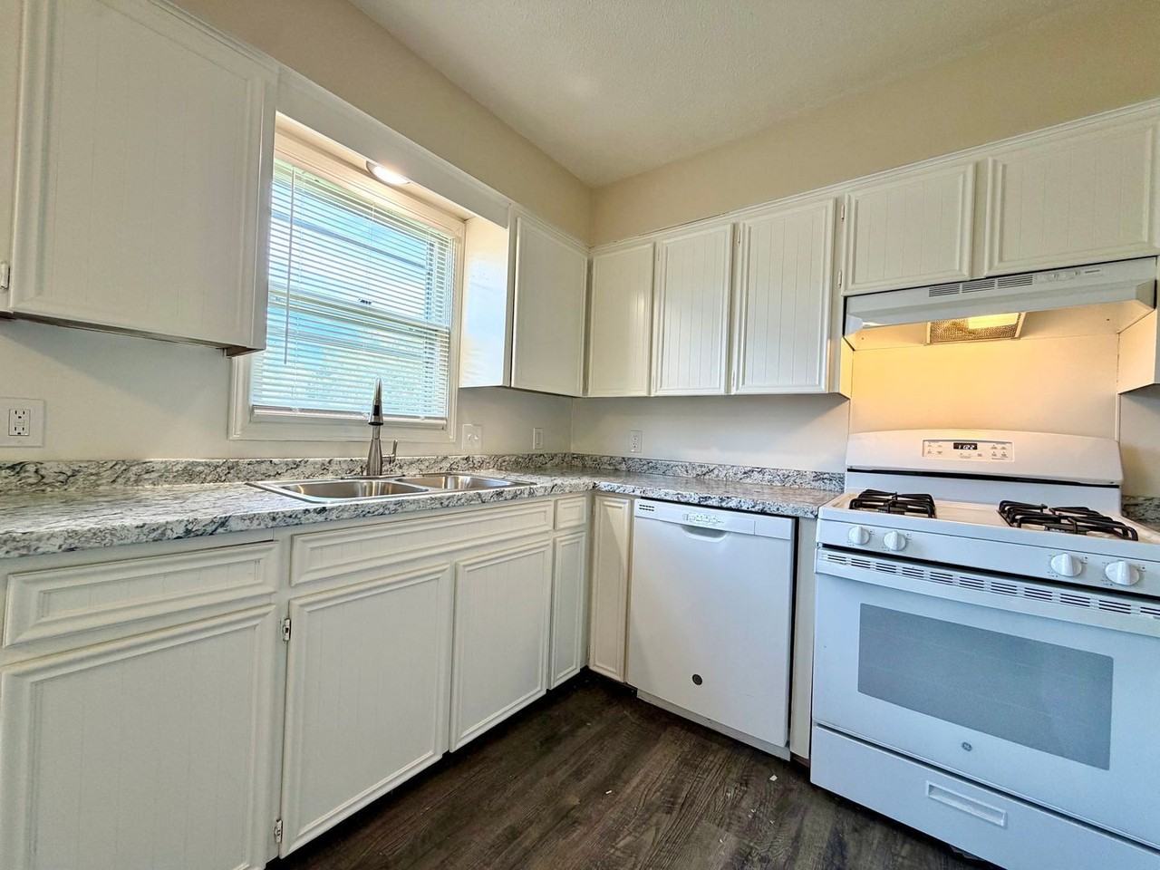 4546 Countrywood Ct Se - Photo 3 of 21