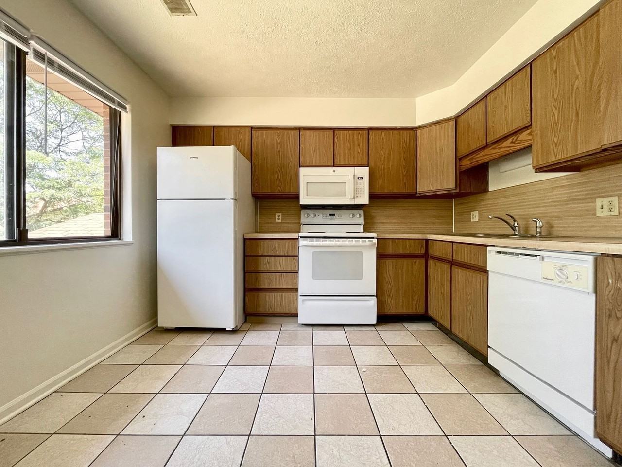 2962 Vineland Ave Se - Photo 2 of 24