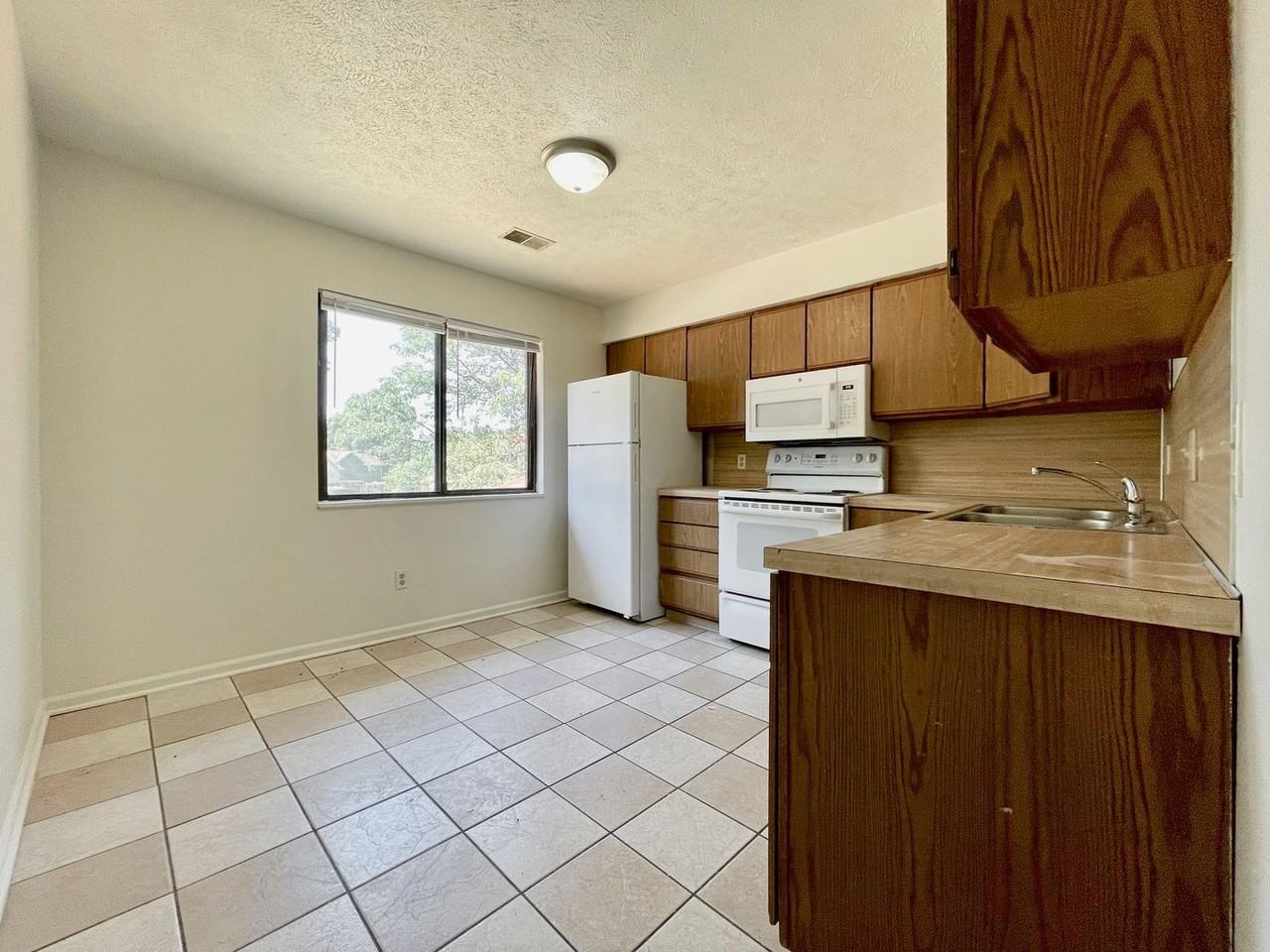 2962 Vineland Ave Se - Photo 4 of 24