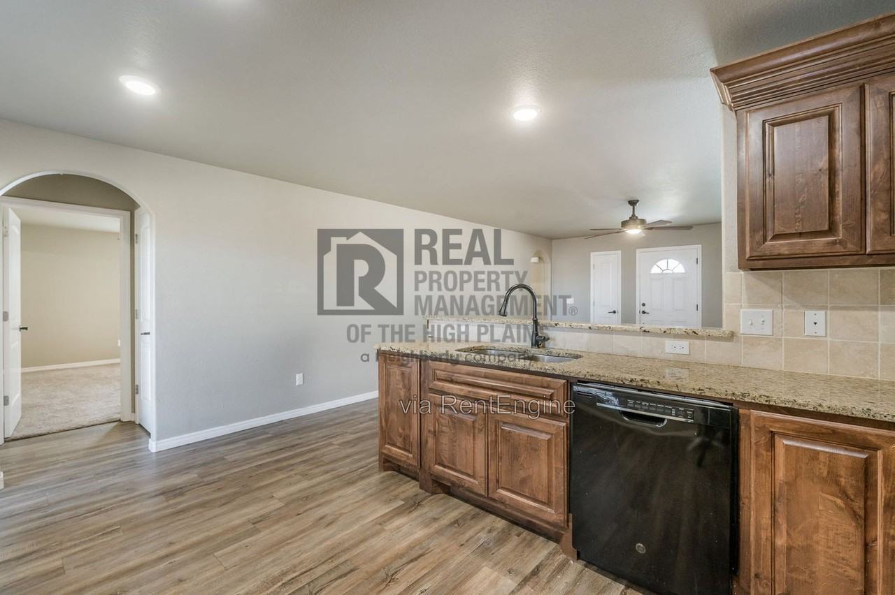 1301 Fox Hollow Ave - Photo 4 of 18