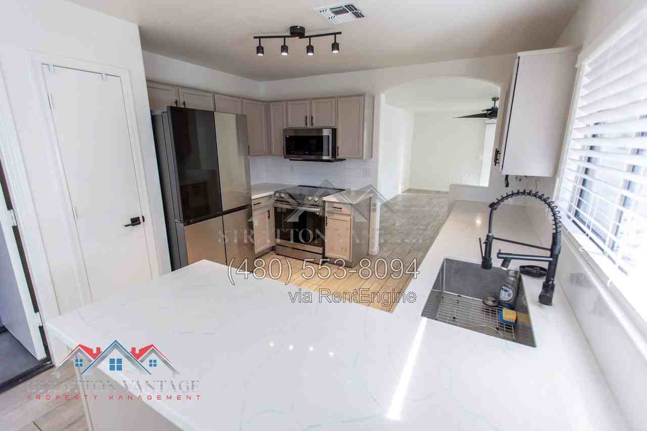 13715 W Rancho Dr - Photo 2 of 43