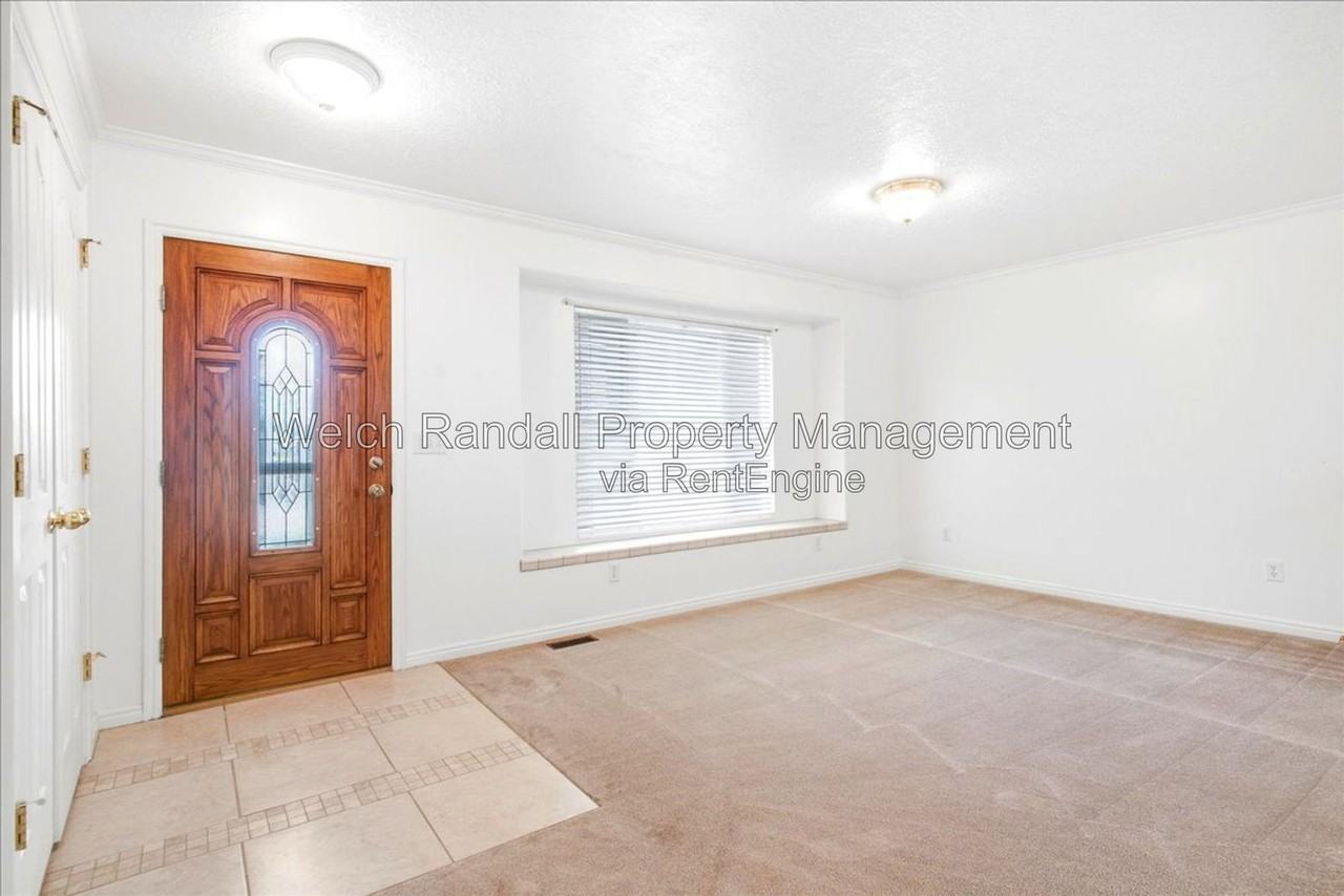 2427 E Bobcat Way - Photo 3 of 36