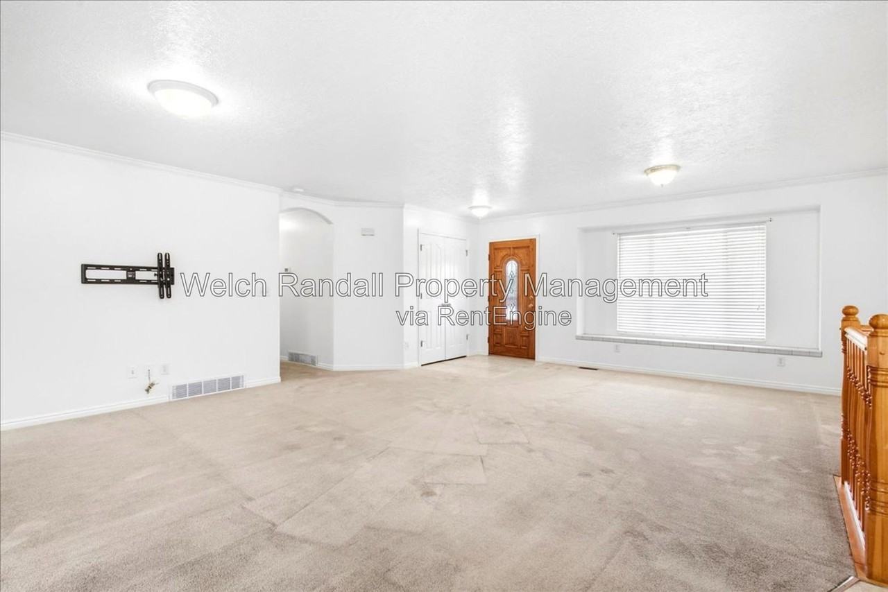 2427 E Bobcat Way - Photo 4 of 36