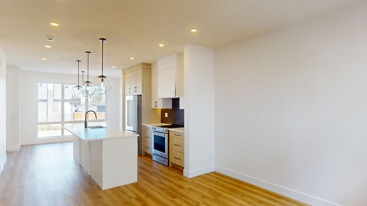3555 21 Ave Sw - Photo 2 of 26