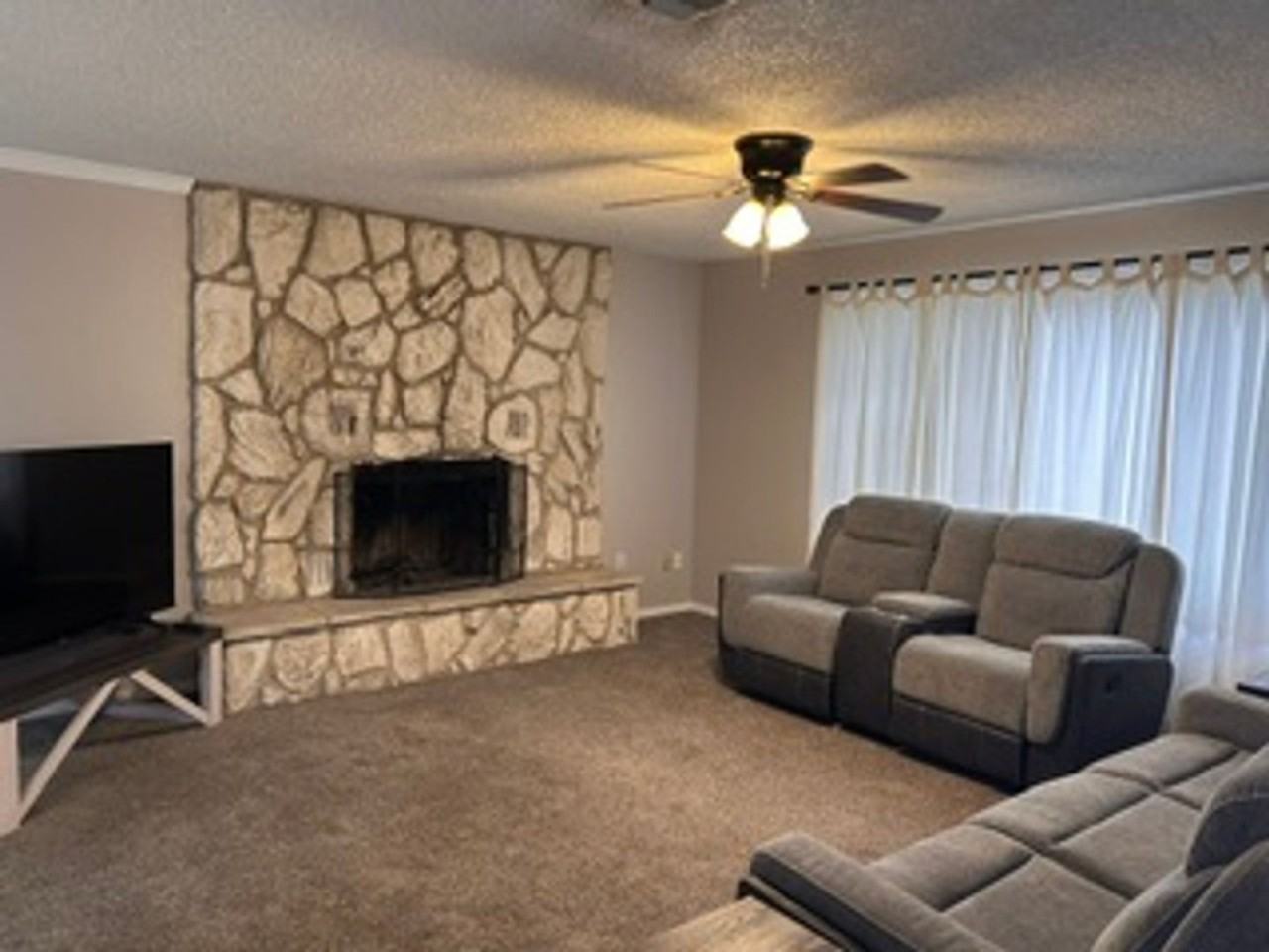 2304 W Bullock Ave - Photo 3 of 33