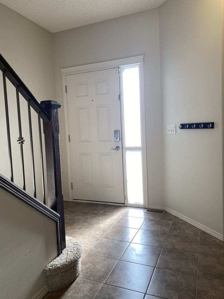 163 Autumn Cres Se - Photo 4 of 30